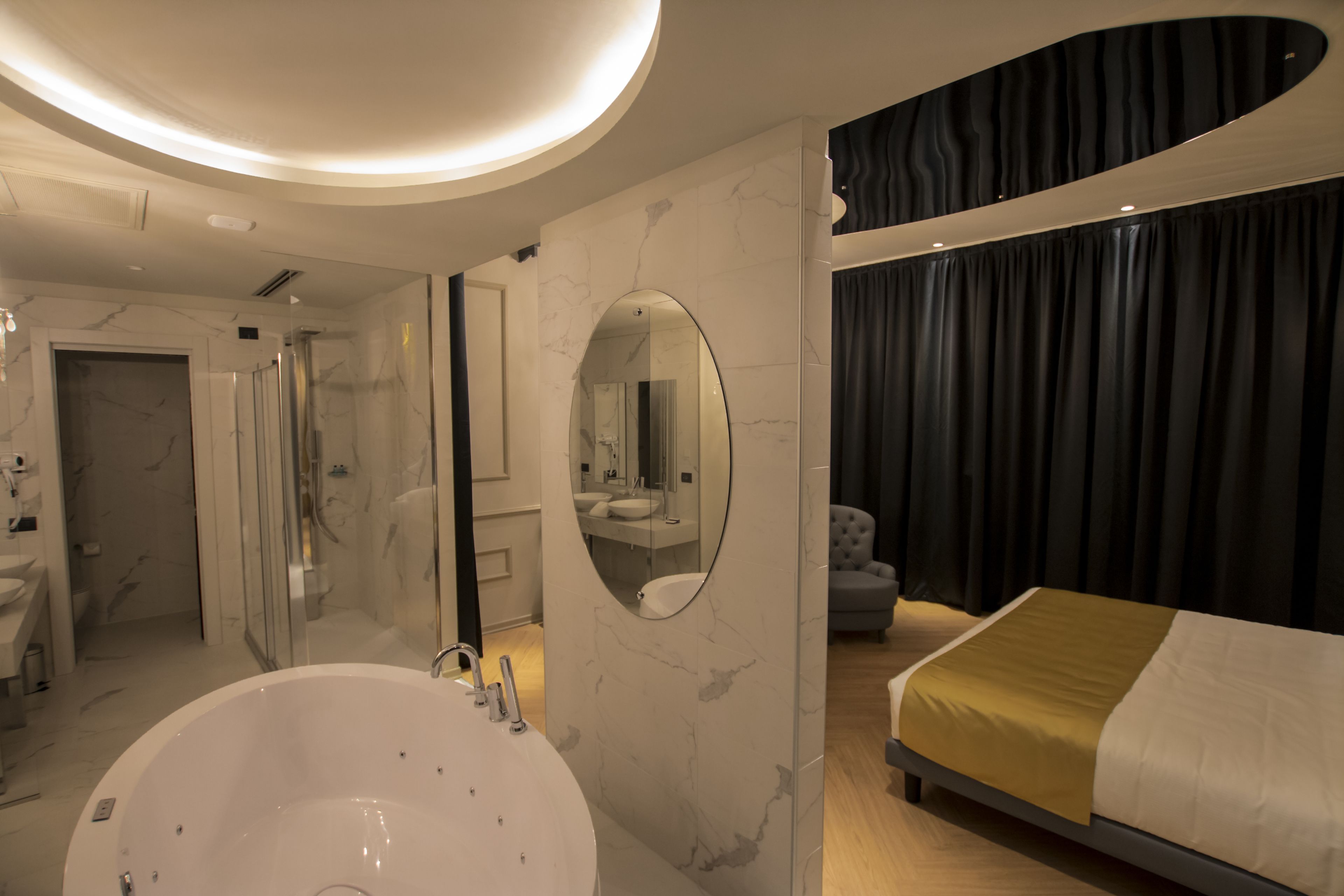 Une salle de bain moderne avec une grande baignoire, un miroir et un espace douche.