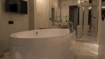 Quarto casal júnior, 1 cama King, para não fumantes | Banheiro | Produtos de toalete grátis, secador de cabelo, chinelos, bidê