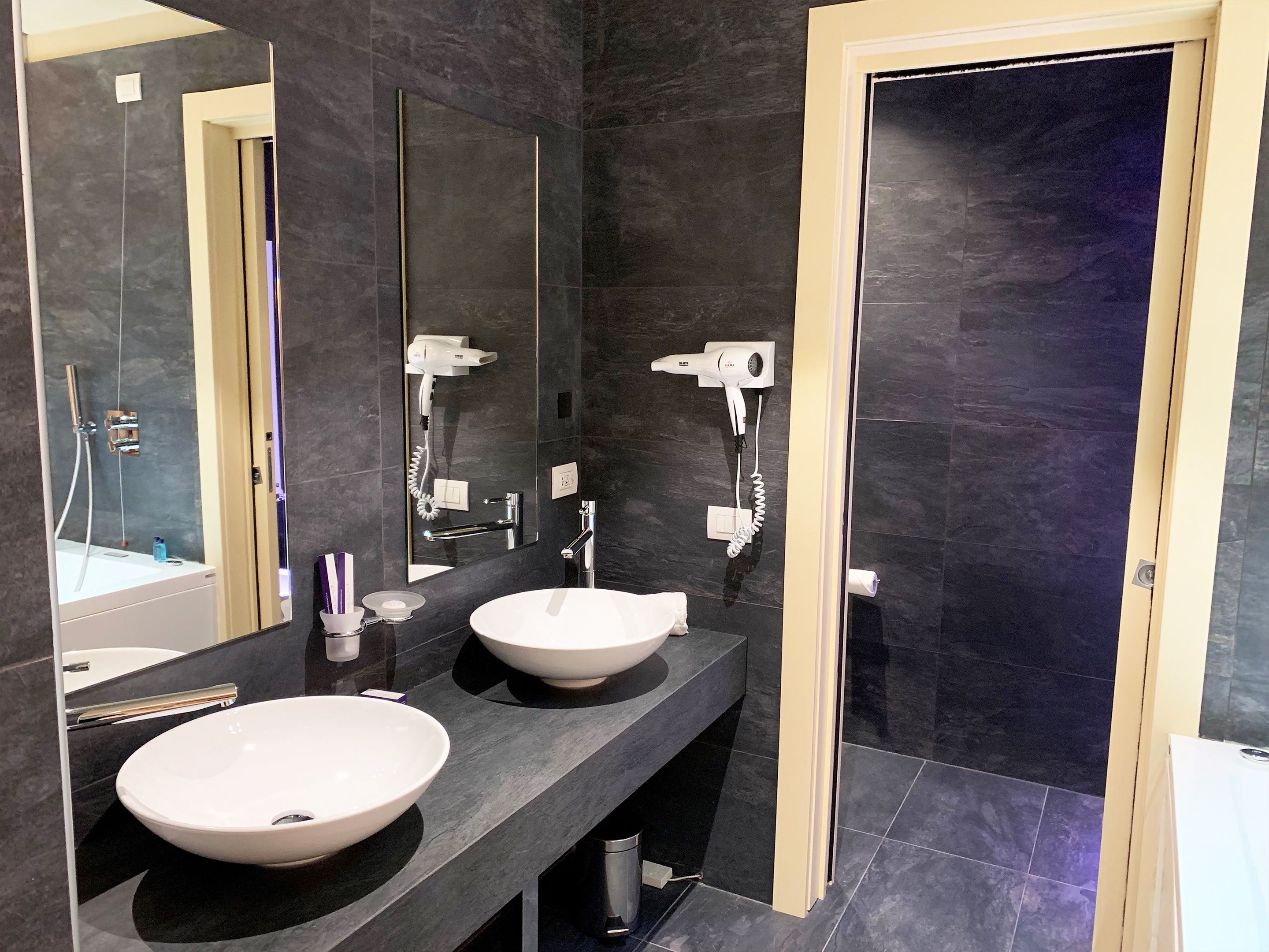 superior double room, 1 king bed, jetted tub | bathroom | free toiletries, hair dryer, slippers, bidet