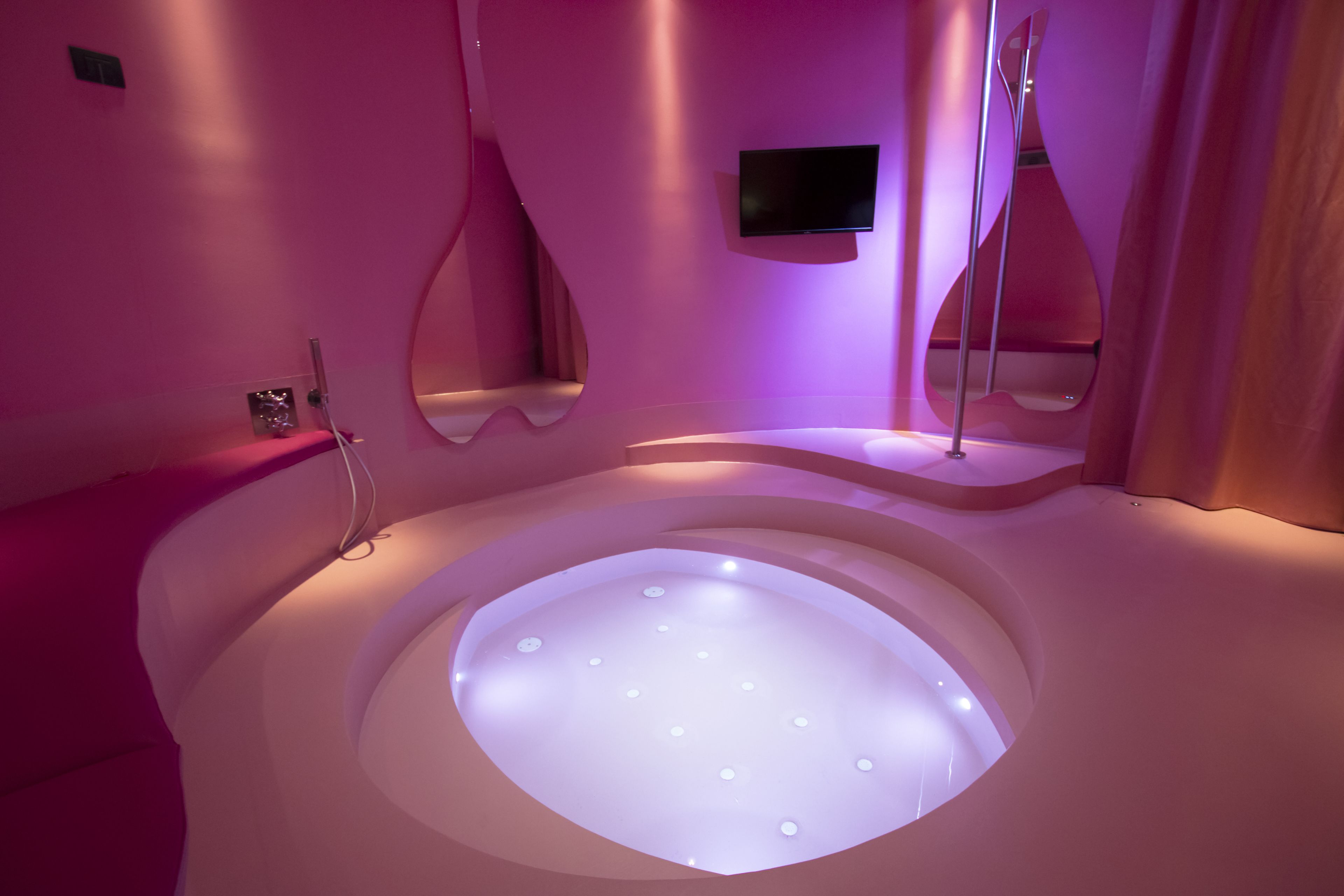 suite, jetted tub | jetted bathtub