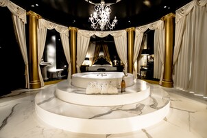 套房, 按摩浴缸 | 1 多间卧室、迷你吧、客房内保险箱、特色装修