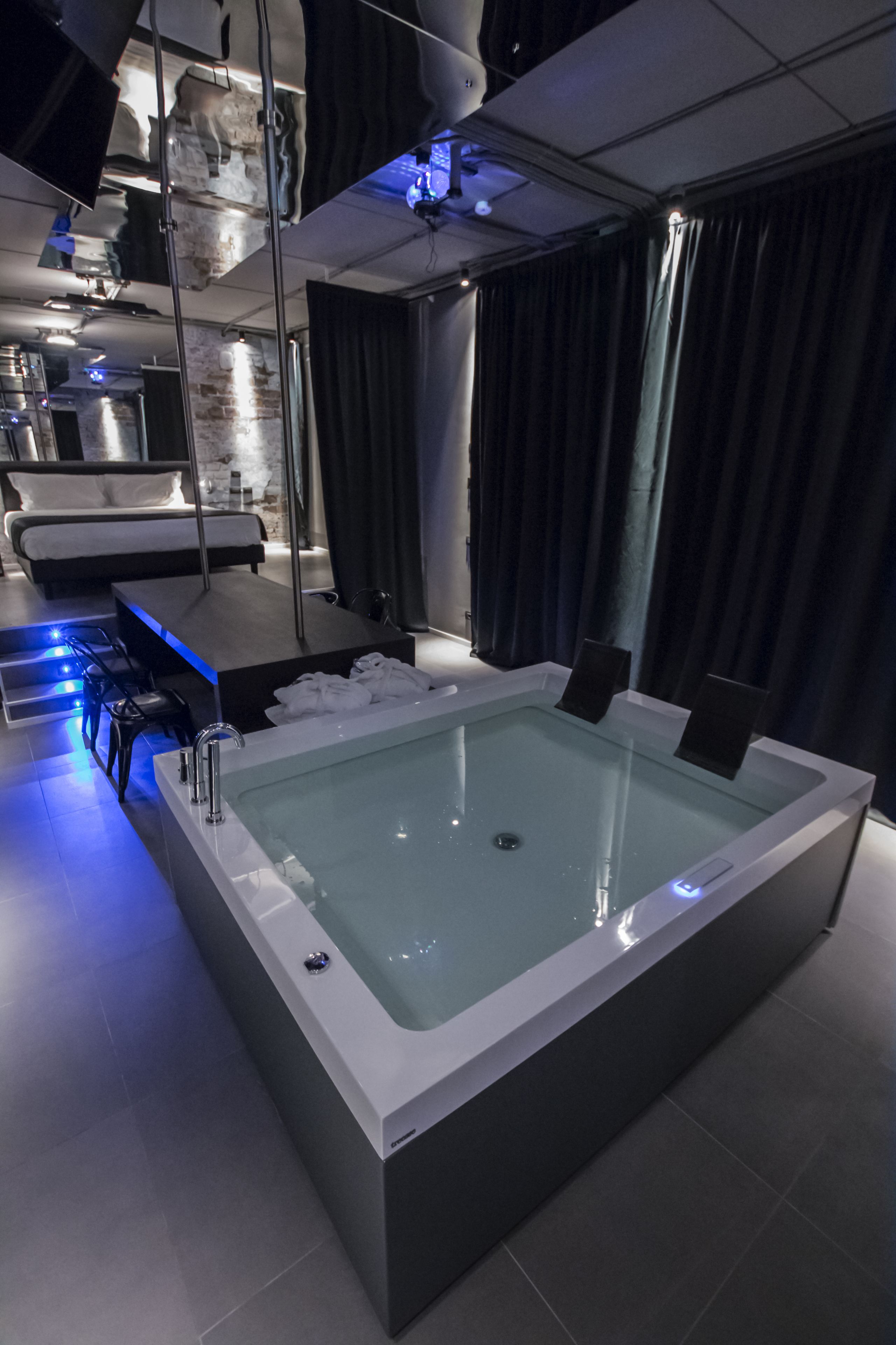 suite, jetted tub | jetted bathtub