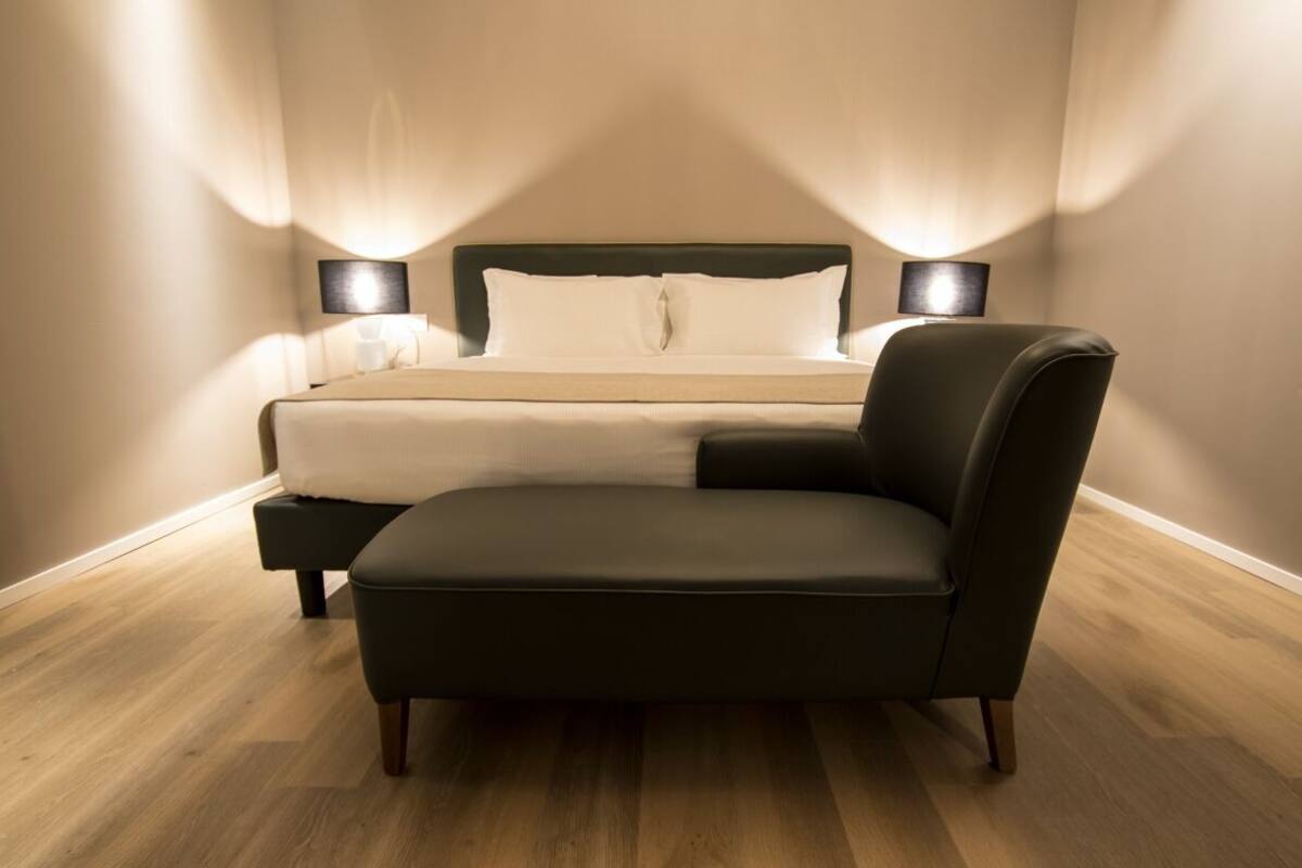 Business Room, 1 King Bed | Bathroom sink