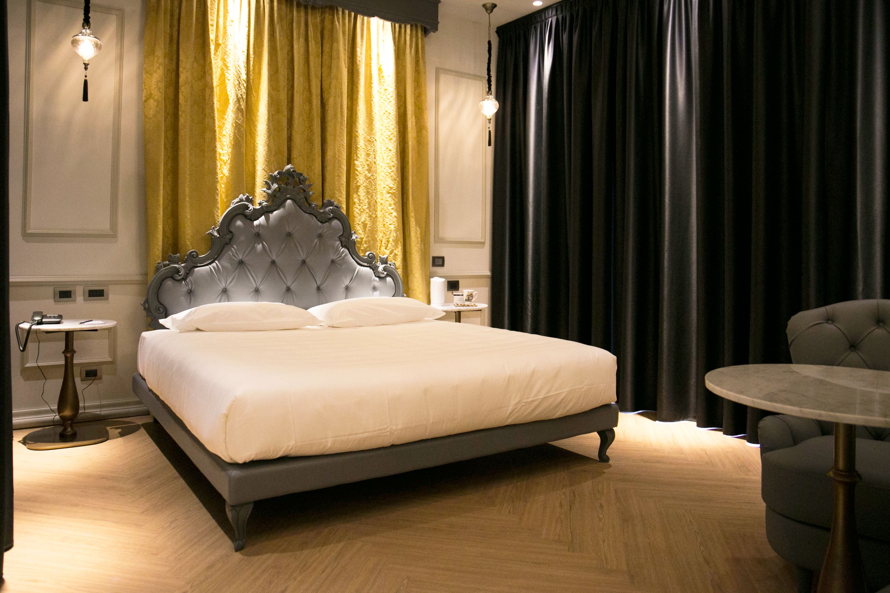 Una camera da letto con un letto grande, un tavolo rotondo e una sedia.