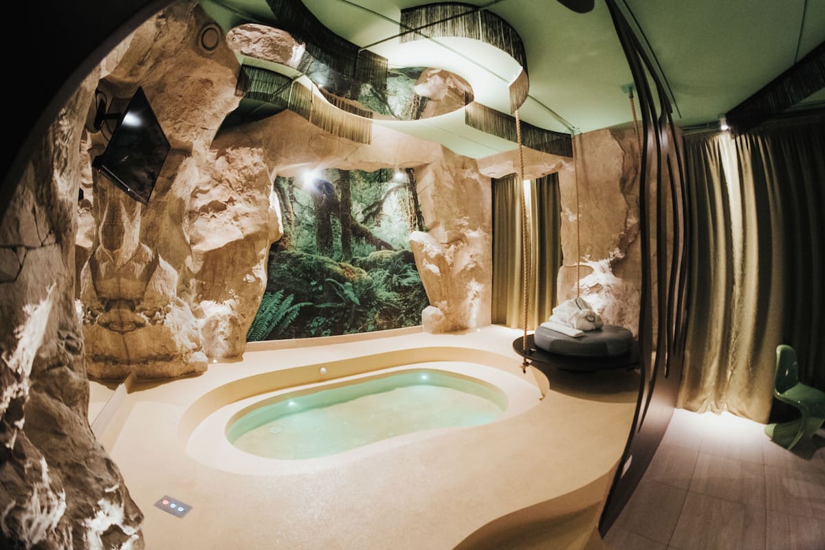 Suite (Round) | Badkamer | Gratis toiletartikelen, een haardroger, pantoffels, een bidet