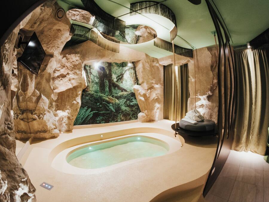 Suite (Round) | Bathroom | Free toiletries, hair dryer, slippers, bidet