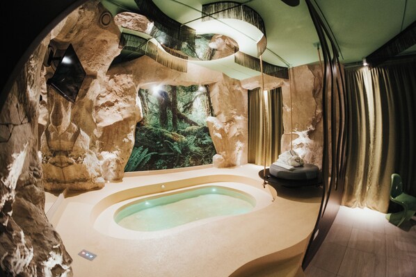 Suite (Round) | Badkamer | Gratis toiletartikelen, een haardroger, pantoffels, een bidet