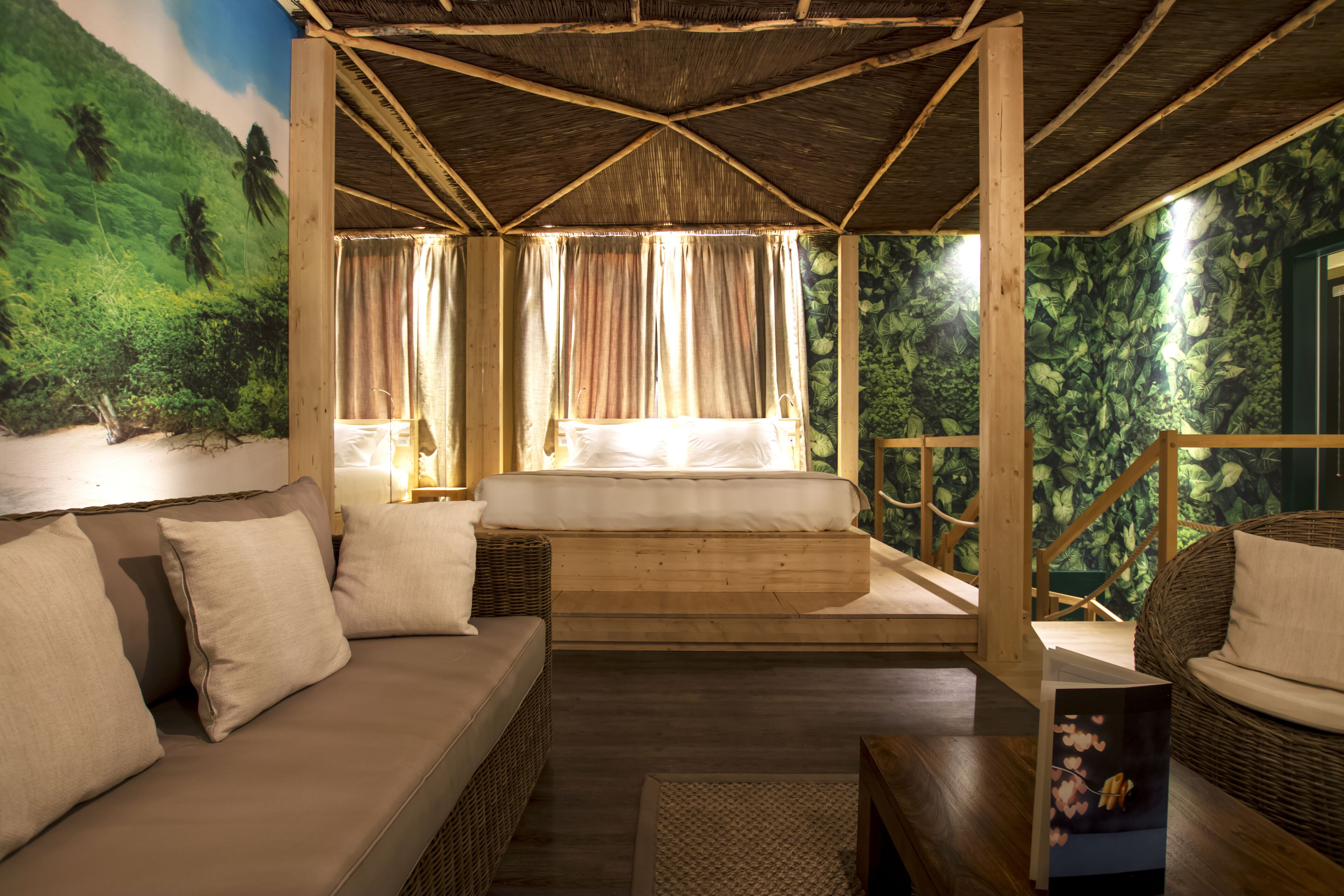 Superior-Suite, eigener Pool | 1 Schlafzimmer, Minibar, Zimmersafe, individuell dekoriert