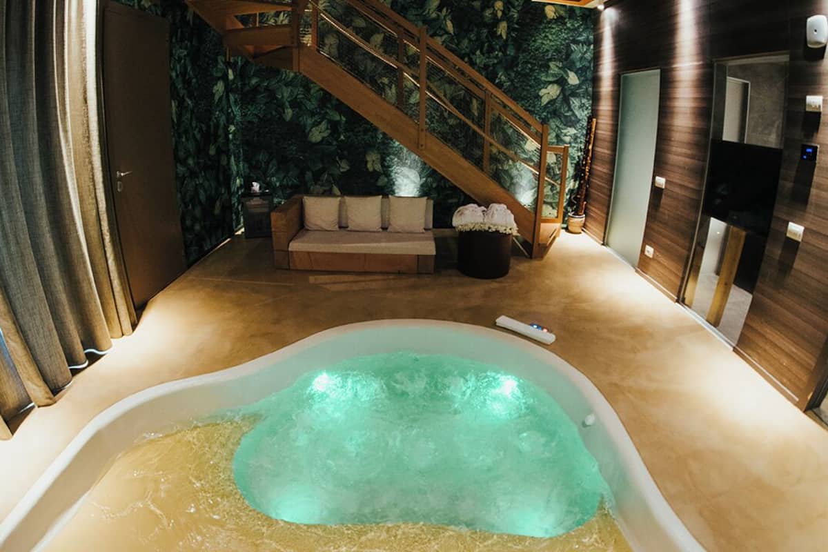 Superior Suite, Private Pool | 1 bedroom, minibar, in-room safe, individually decorated