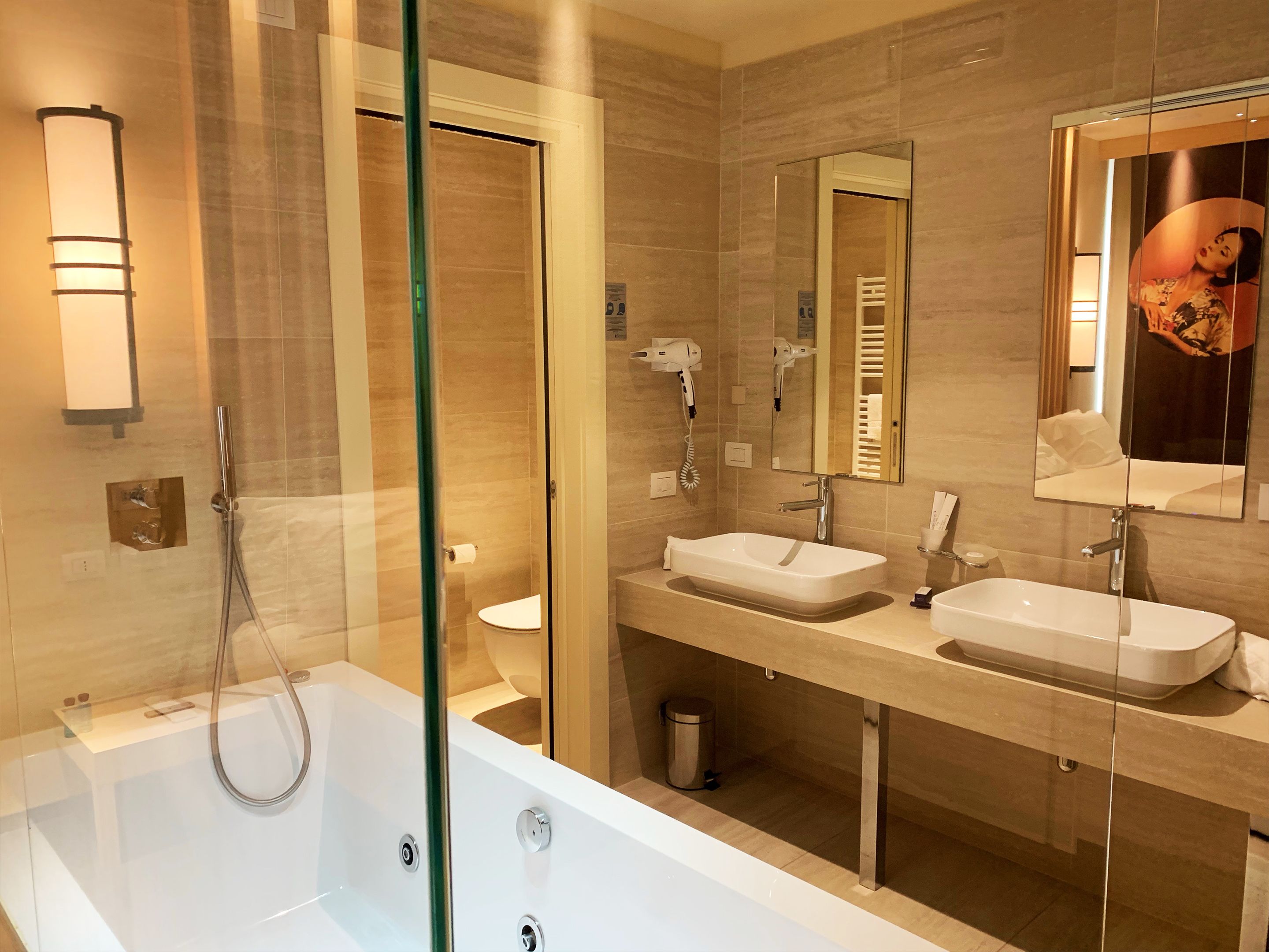superior double room, 1 king bed, jetted tub | bathroom | free toiletries, hair dryer, slippers, bidet