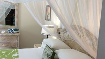 Habitación, 1 cama King size | Decoración personalizada, muebles diferentes y cortinas blackout