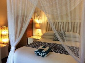 Quarto, 1 cama Queen | Cortinas blackout, ferros/tábuas de passar roupa, Wi-Fi de cortesia