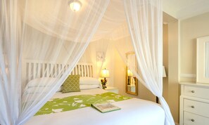 Decoració individual, mobiliari individual i cortines opaques 