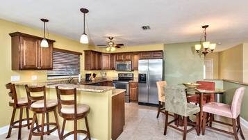 House, 3 Bedrooms | Private kitchen