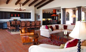 Familienvilla, 5 Schlafzimmer, Meerblick | Wohnbereich | Flachbildfernseher, DVD-Player