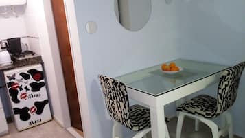 Studio, 1 Doppelbett, Kochnische | Essbereich im Zimmer