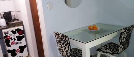 Studio, 1 Double Bed, Kitchenette | In-room dining