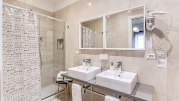 Suite Junior, 1 kamar tidur, ensuite, pemandangan laut terbatas | Kamar mandi | Shower, pancuran hujan, perlengkapan mandi gratis, dan pengering rambut