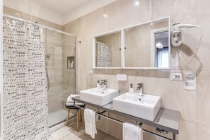 Junior Suite, 1 Bedroom, Ensuite, Partial Sea View | Bathroom | Shower, rainfall showerhead, free toiletries, hair dryer - Napoli Great View B&B (Naples)
