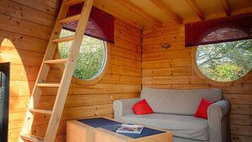 Comfort bungalow (Stars observation) | Woonruimte | Flatscreentelevisie en een open haard