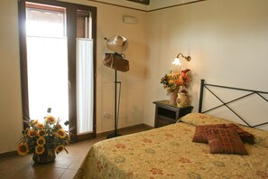 Double Room, Connecting Rooms | Desk, cots/infant beds, rollaway beds, free WiFi - Agriturismo Giuncola e Granaiolo (Grosseto)