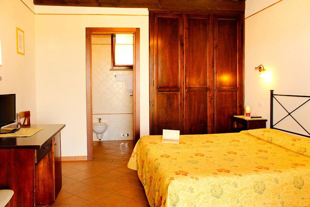 Double Room | Desk, cots/infant beds, rollaway beds, free WiFi