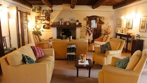 Lobby sitting area - Agriturismo Giuncola e Granaiolo (Grosseto)