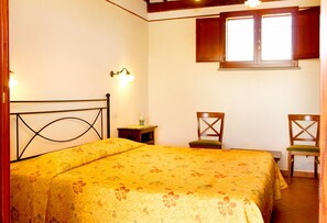 Kahden hengen huone | Työpöytä, vauvansängyt, lisävuoteet, ilmainen Wi-Fi