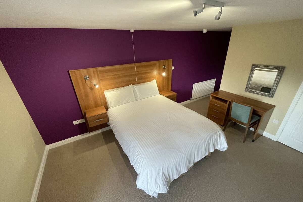 Ropa de cama de alta calidad y tabla de planchar con plancha