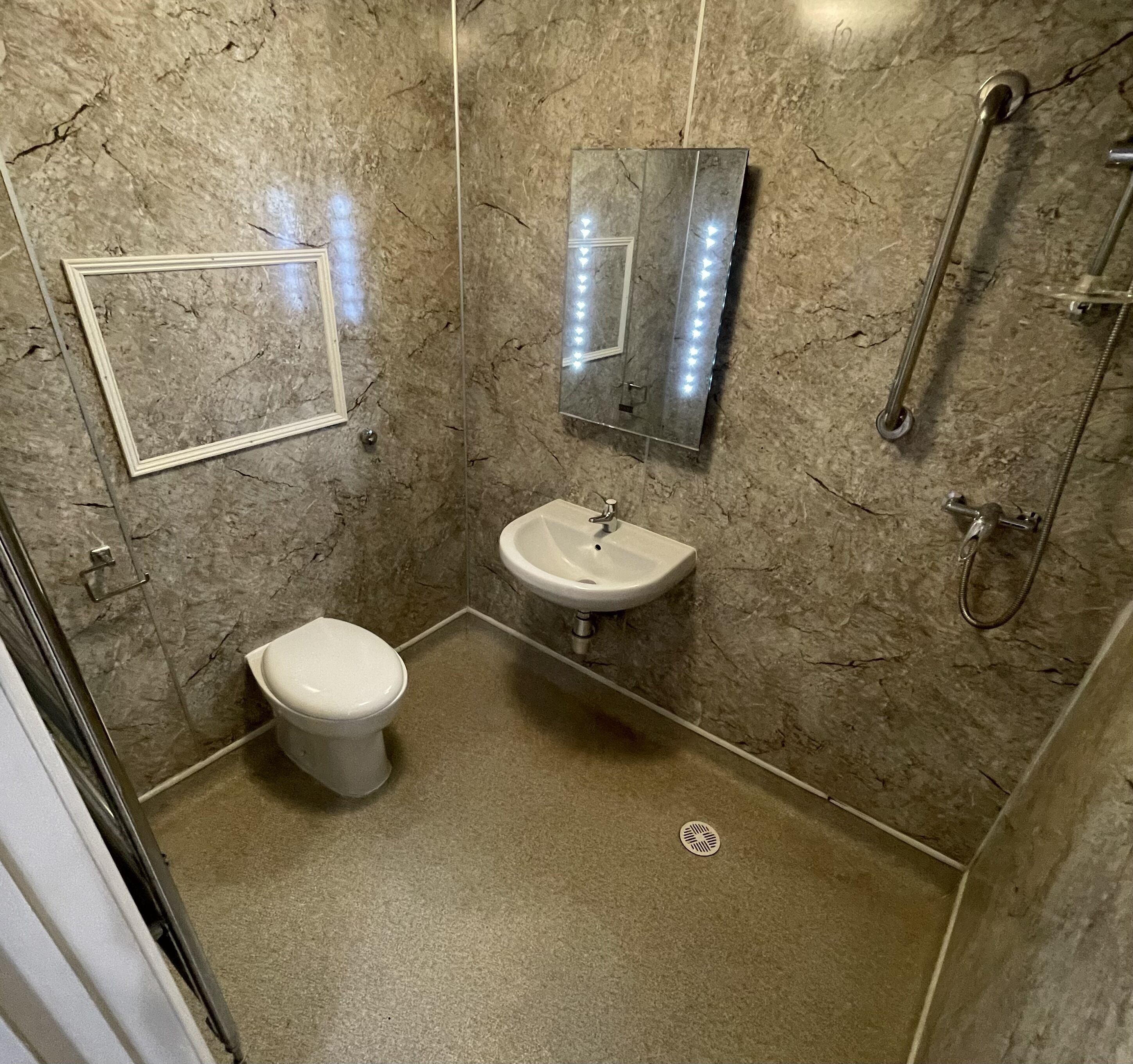 classic double room | bathroom | towels
