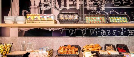 Mostrador de buffet con diversos alimentos y acompañamientos.