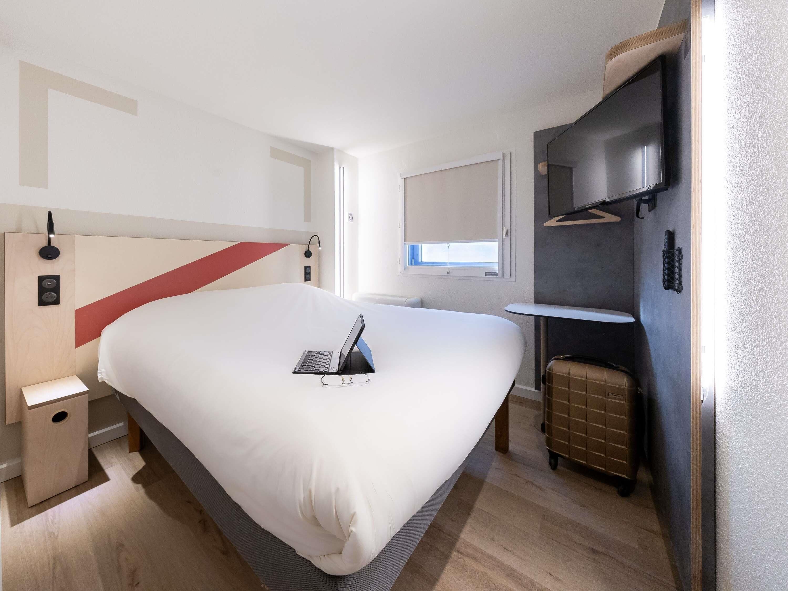 Double Room | Peralatan tempat tidur premium, meja, langsir/tirai gelap terus 