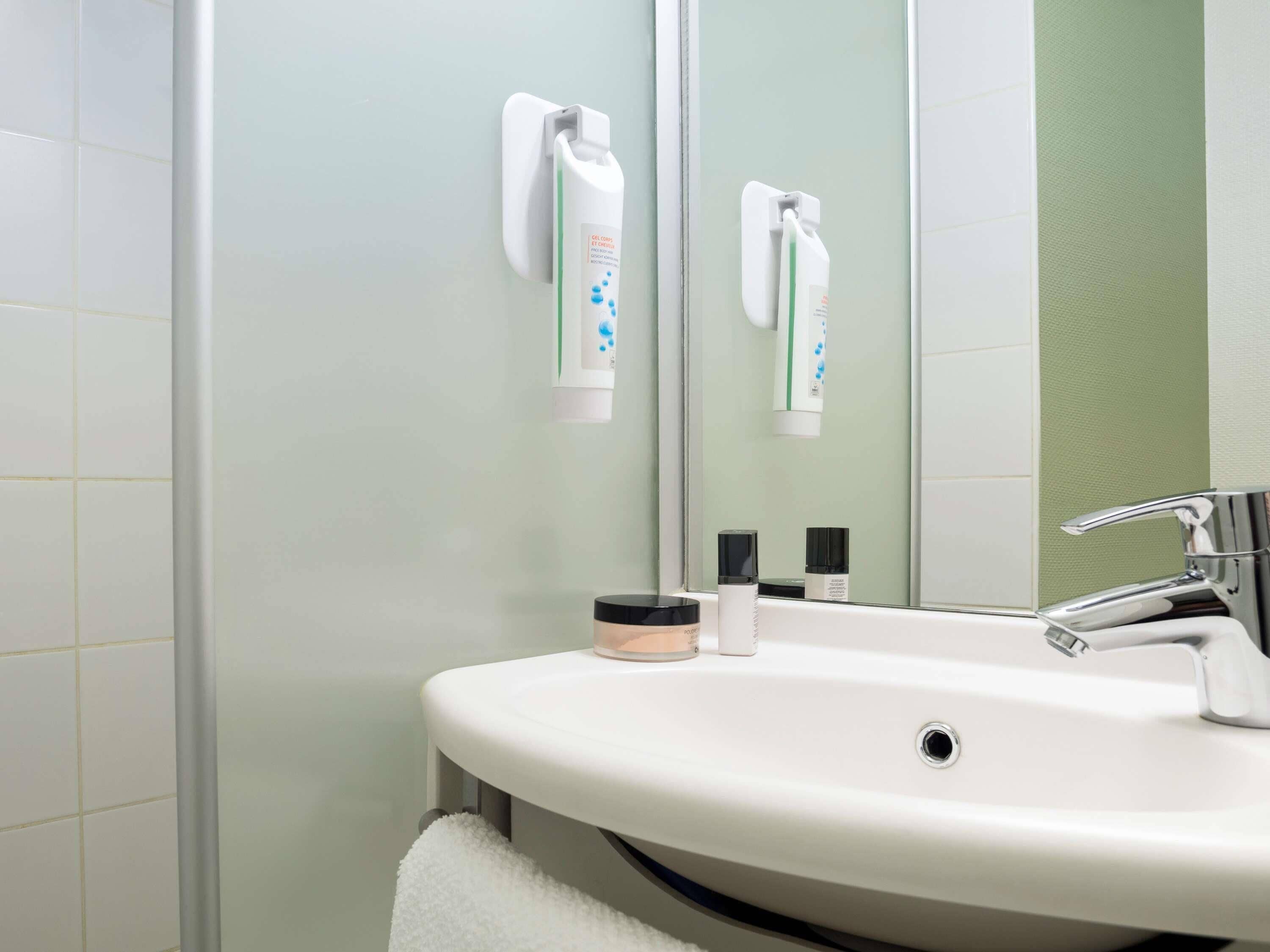 Literie de qualité supérieure, bureau, rideaux occultants