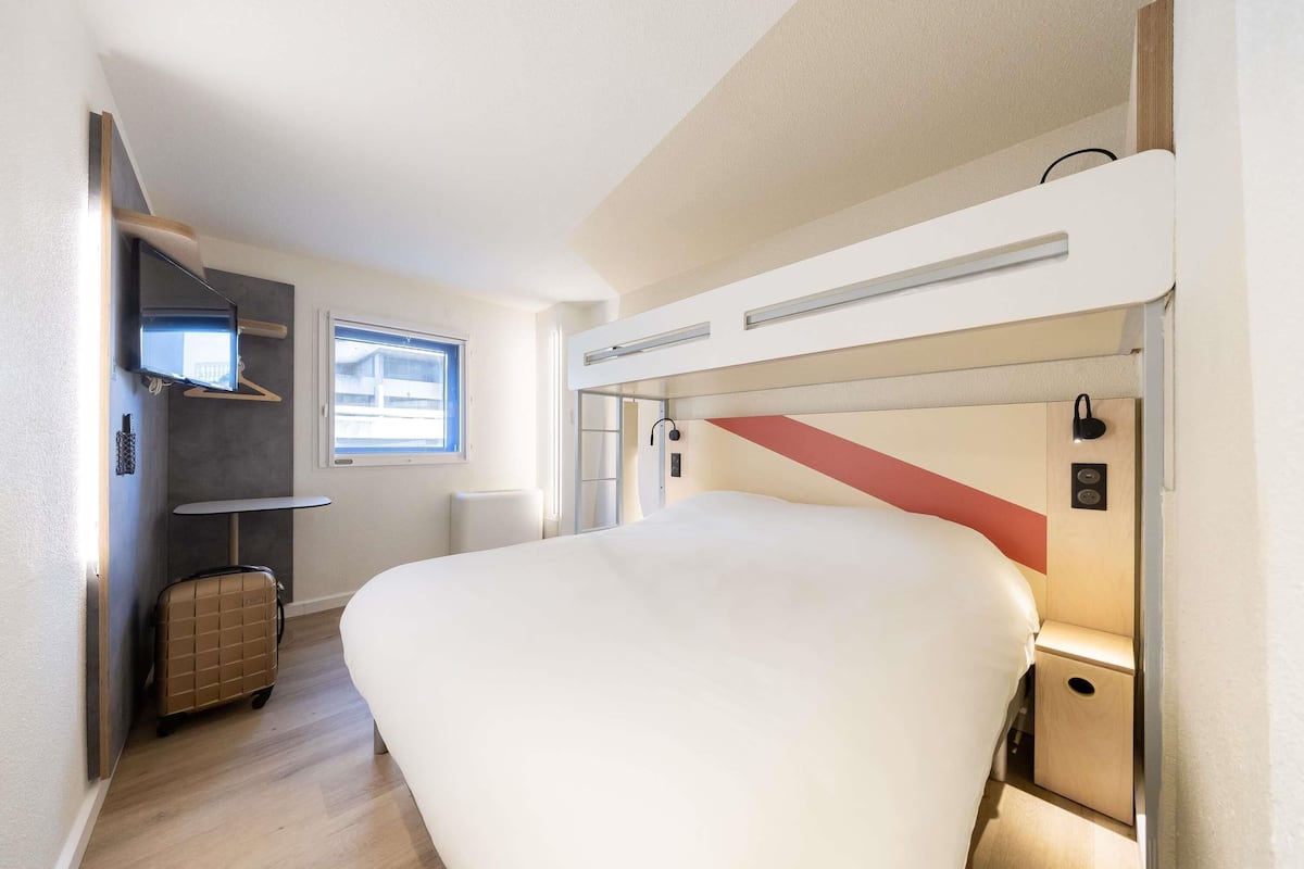 Camera tripla, letti multipli | Biancheria da letto di alta qualità, una scrivania, tende oscuranti
