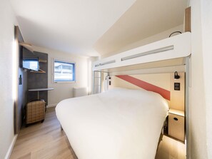 Triple Room, Multiple Beds | Premium bedding, desk, blackout drapes, soundproofing - ibis budget Bordeaux Centre Mériadeck (Bordeaux)