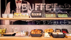Mostrador de buffet con diversos alimentos y acompañamientos.