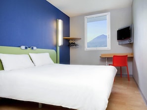 Desk, blackout curtains, soundproofing, free WiFi - ibis budget Clermont-Ferrand Nord Riom (Riom)