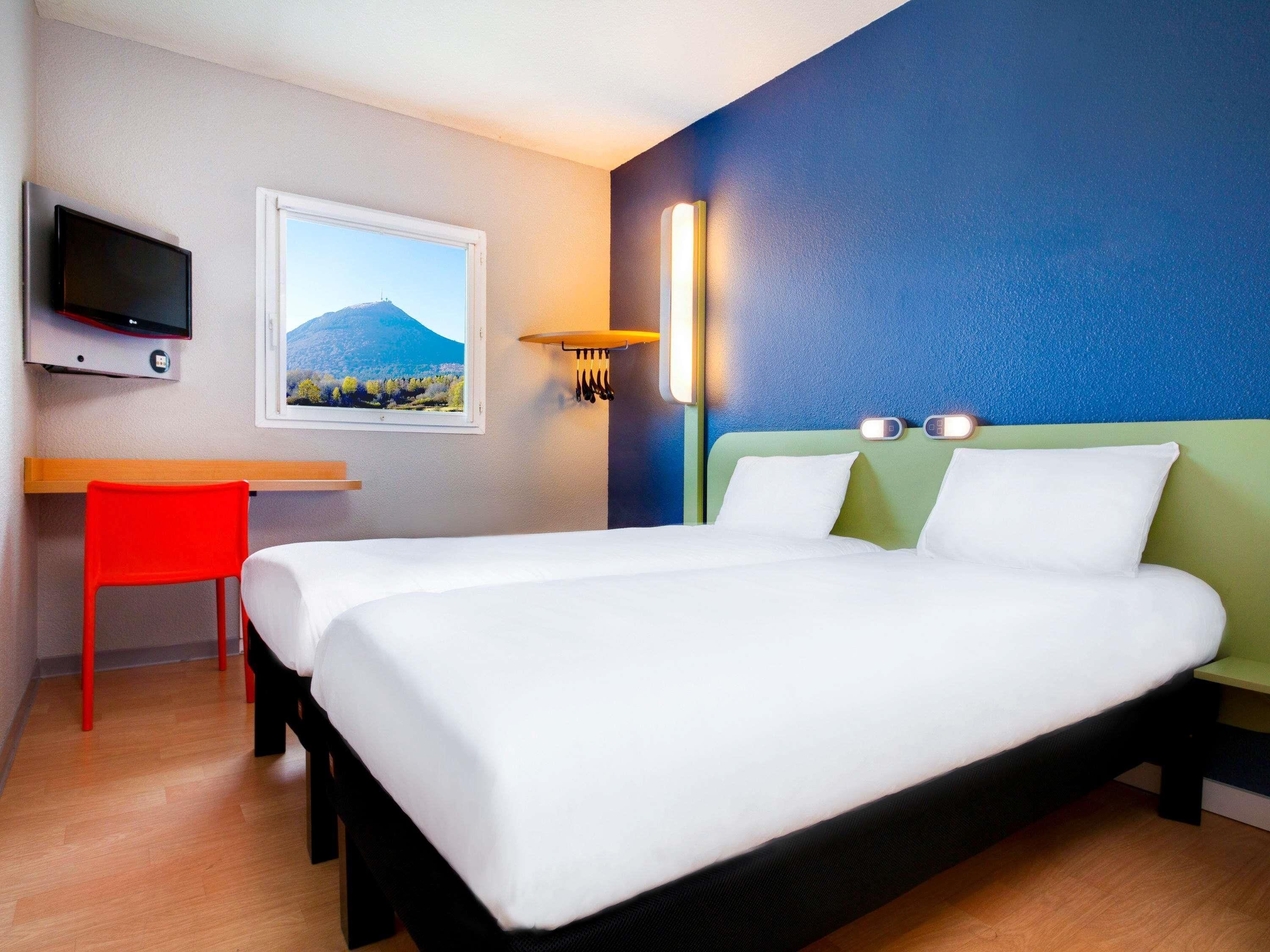Twin Room, 2 Twin Beds | Desk, blackout drapes, soundproofing, free WiFi