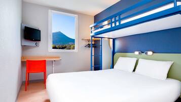 Habitación triple, varias camas | Escritorio, cortinas opacas, sistema de insonorización y wifi gratis