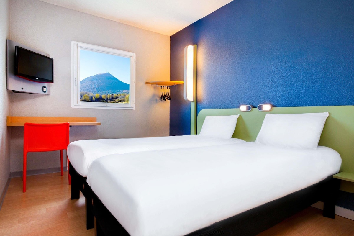 desk, blackout curtains, soundproofing, free wifi