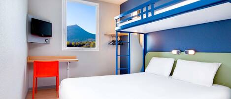 Kamar Triple, Beberapa Tempat Tidur | Meja kerja, tirai kedap cahaya, kedap suara, dan Wi-Fi gratis