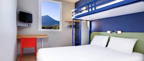 Triple Room, Berbilang Katil | Meja, langsir/tirai gelap terus, kalis bunyi, Wi-fi percuma