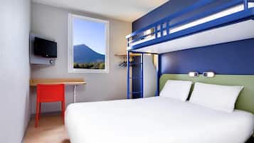 Triple Room, Multiple Beds | Desk, blackout curtains, soundproofing, free WiFi