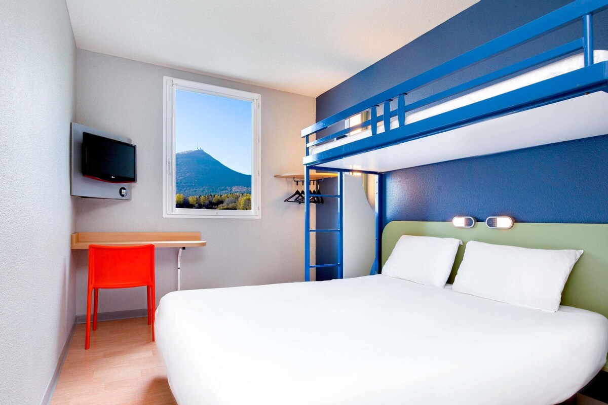 Triple Room, Multiple Beds | Desk, blackout drapes, soundproofing, WiFi (free)