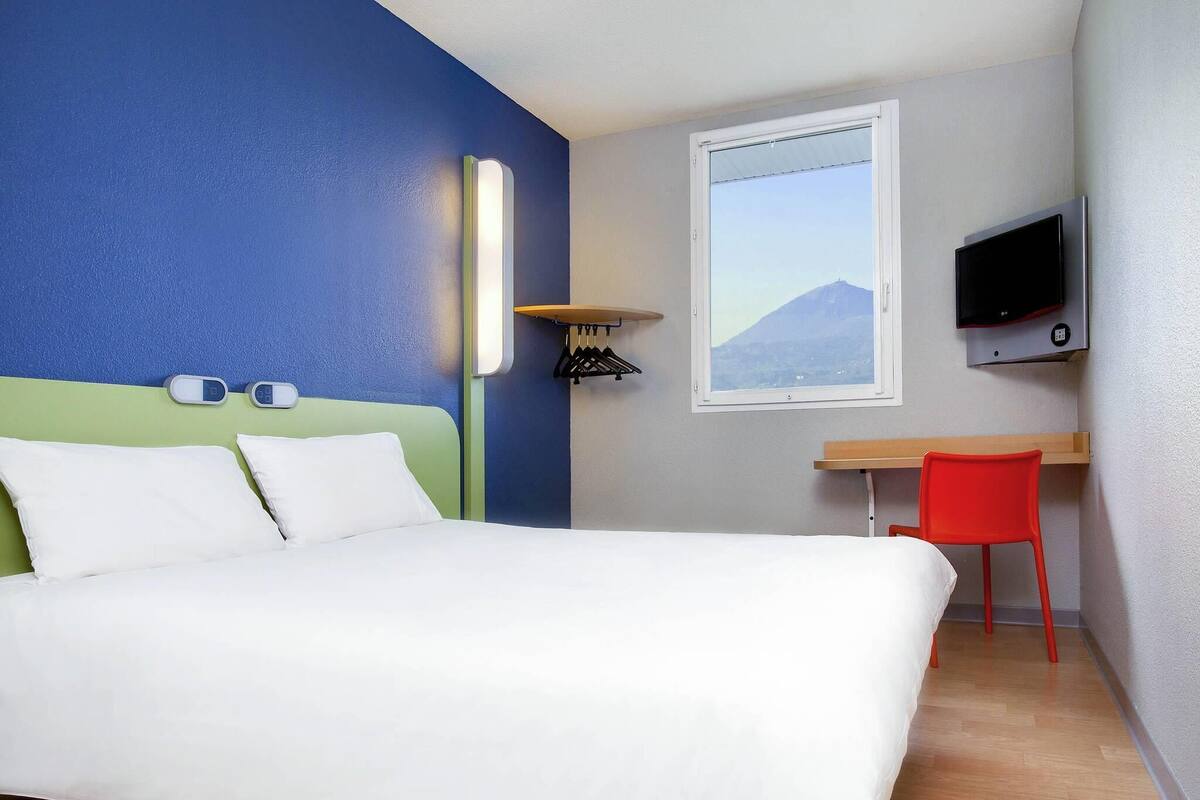 Schreibtisch, Verdunkelungsvorhänge, schallisolierte Zimmer