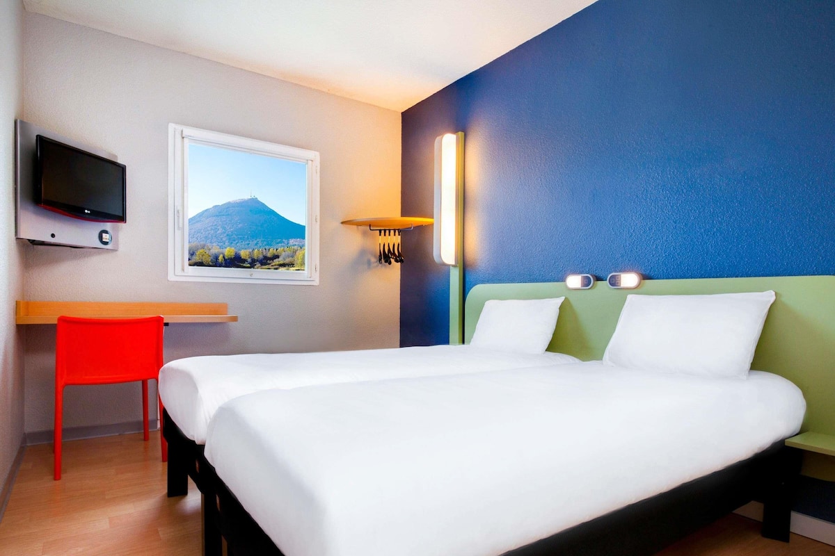 Twin Room, 2 Twin Beds | Desk, blackout drapes, soundproofing, free WiFi
