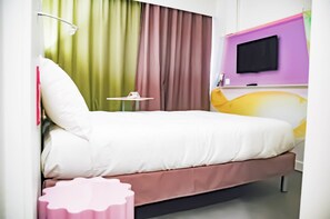 Minibar, in-room safe, desk, soundproofing - ibis Styles Fréjus Saint-Raphaël (Fréjus)
