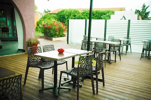Lunch and dinner served, al fresco dining