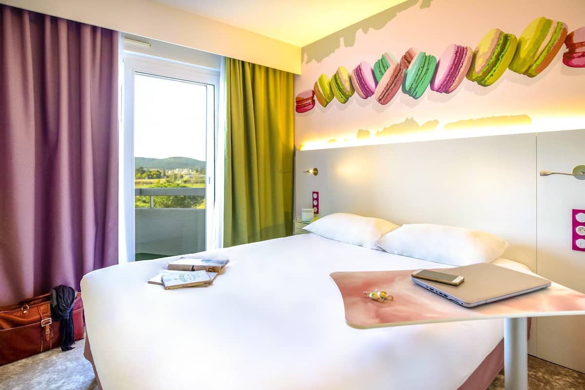 Quarto standard, 1 cama de casal | Frigobar, cofres nos quartos, escrivaninha, quartos à prova de som