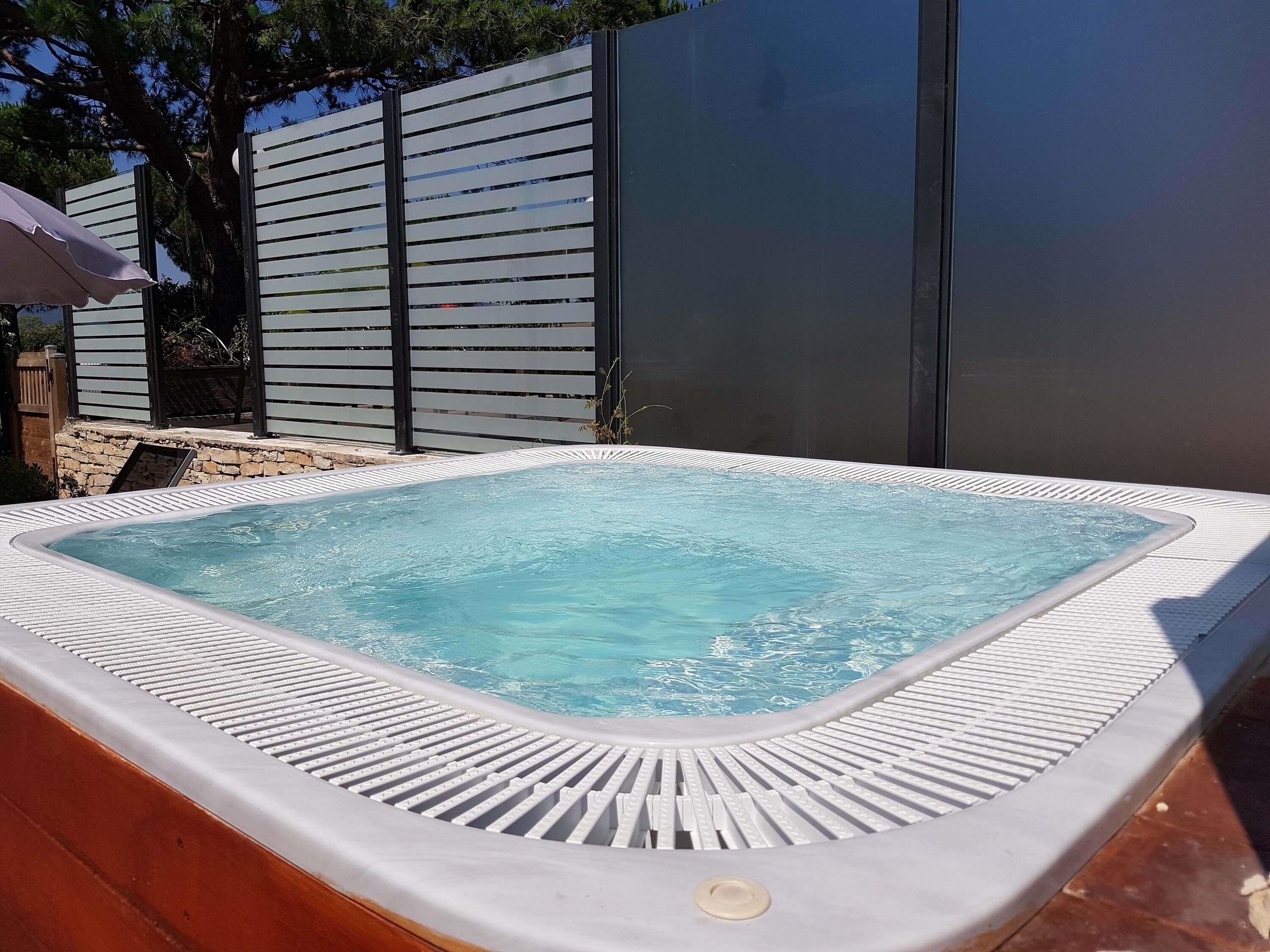 Piscine extérieure, parasols de plage, chaises longues